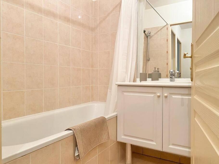 Havre De Paix La Joliette : Urban Modern Cosy Chic Apartment Marseilles